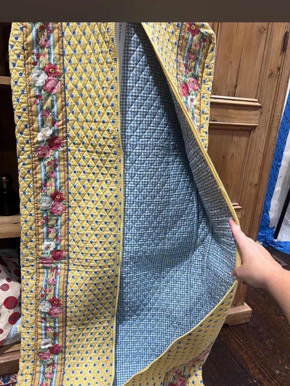 Vera Bradley Garment Bag in Retired Elizabeth Pattern - Picture 4 of 6